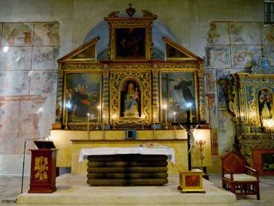 ...che custodisce anche un altare in legno. Intagliato e indorato su un fondo azzurro, � impreziosito da quattro colonnine tortili...